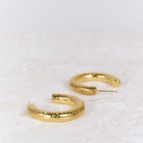 Små teksturerede guld hoop øreringe – stilfuldt og tidløst design