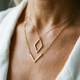 Lagdelt Geometrisk Guld Halskæde med Diamantformet Vedhæng