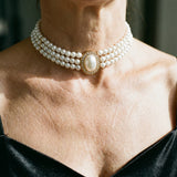 Elegant Perle Choker Halskæde med Rundt Krystalspænde