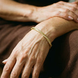 Elegant Guld Bangle Armbånd med Krystaldetaljer – Tidløs Glans