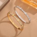 Elegant Manchetarmbånd med Krystaller og Luksuriøs Finish