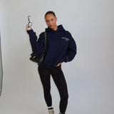 Oversized hoodie med broderet logo og afslappet komfort