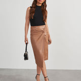 Læderlook midi-nederdel med knudedetalje og slids – chic og elegant