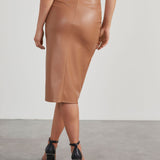 Læderlook midi-nederdel med knudedetalje og slids – chic og elegant
