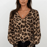 Leopardmønstret bluse med V-udskæring og løs pasform – feminin stil med kant