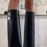 Sculpted Pant Boots – Sort Støvle med Lås og Arkitektonisk Silhuet