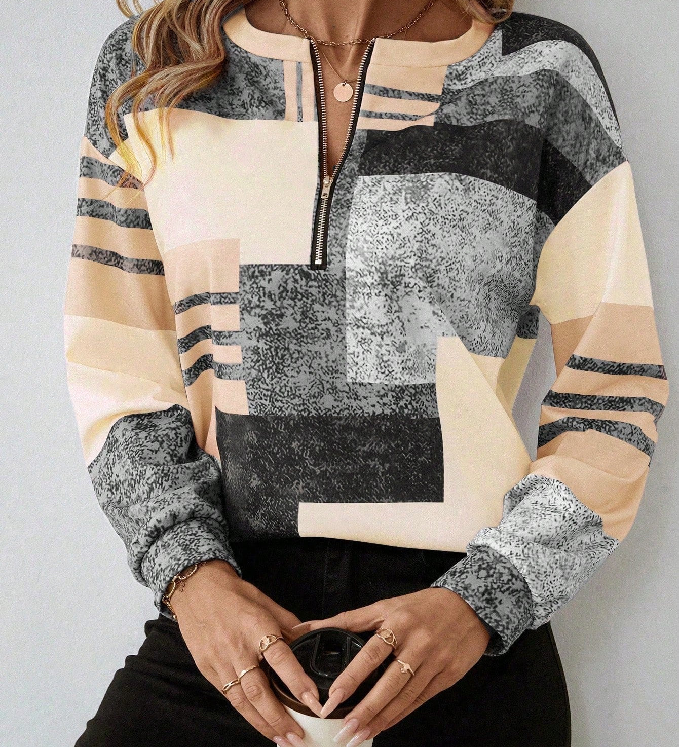 Patchwork Bluse med Lynlås – Moderne og Komfortabel Hverdagsstil