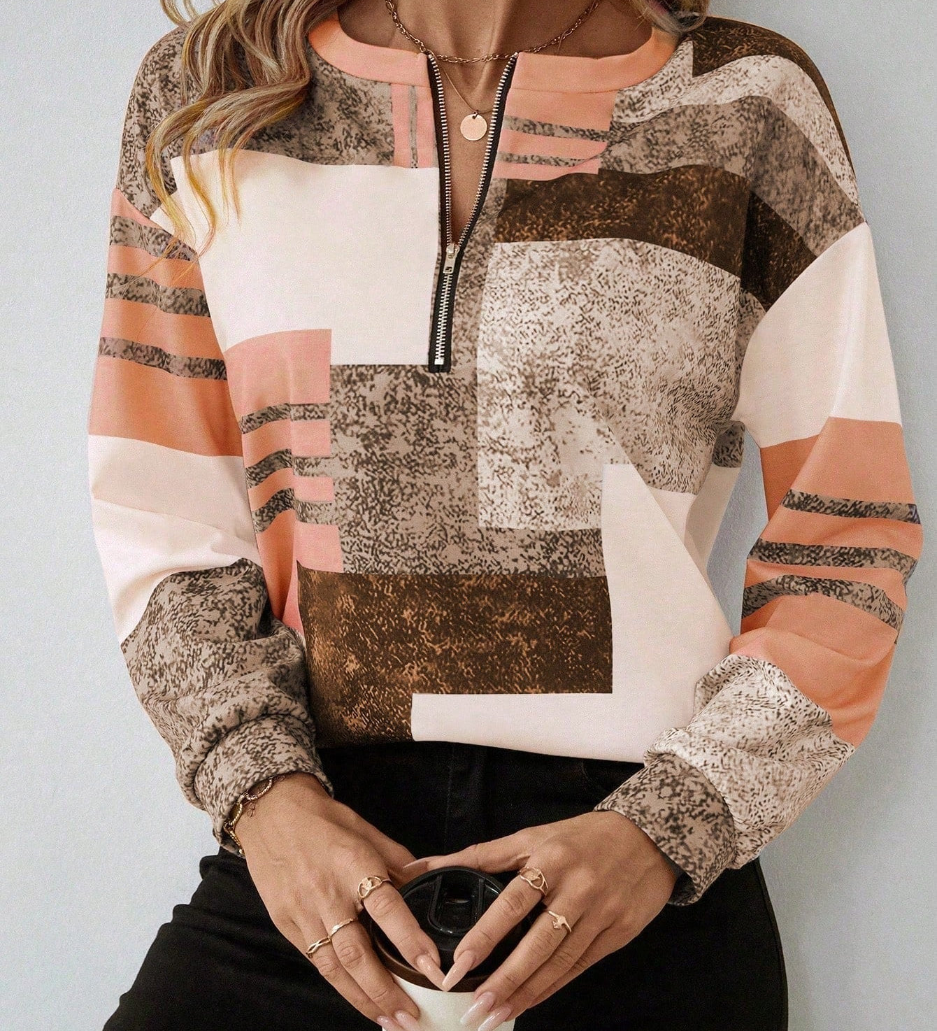 Patchwork Bluse med Lynlås – Moderne og Komfortabel Hverdagsstil