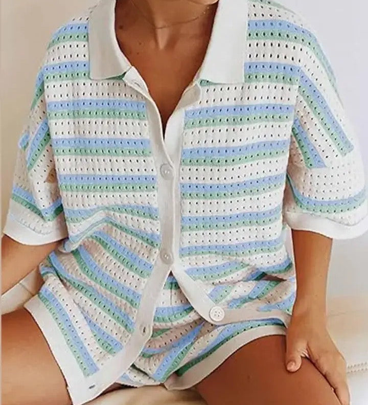 To-delt Strikket Sæt med Stribet Skjorte og Shorts – Pastel Lounge