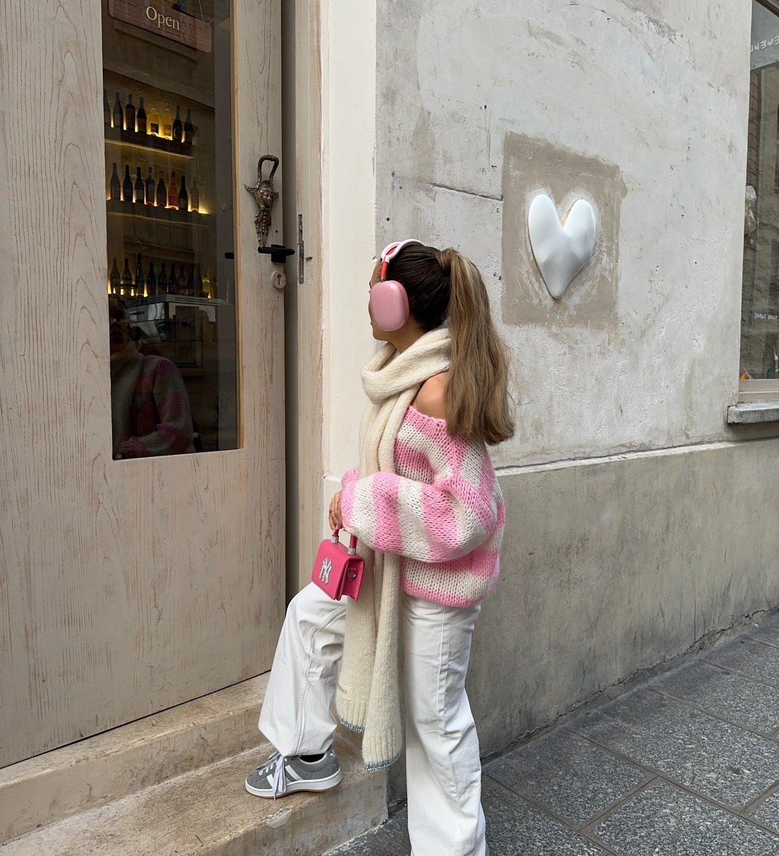 Stribet striktrøje med afslappet pasform og tidløst look