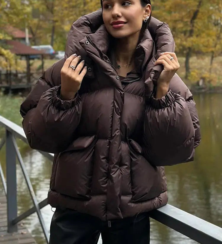 Kort Pufferjakke med Hætte og Trendy Vinterlook
