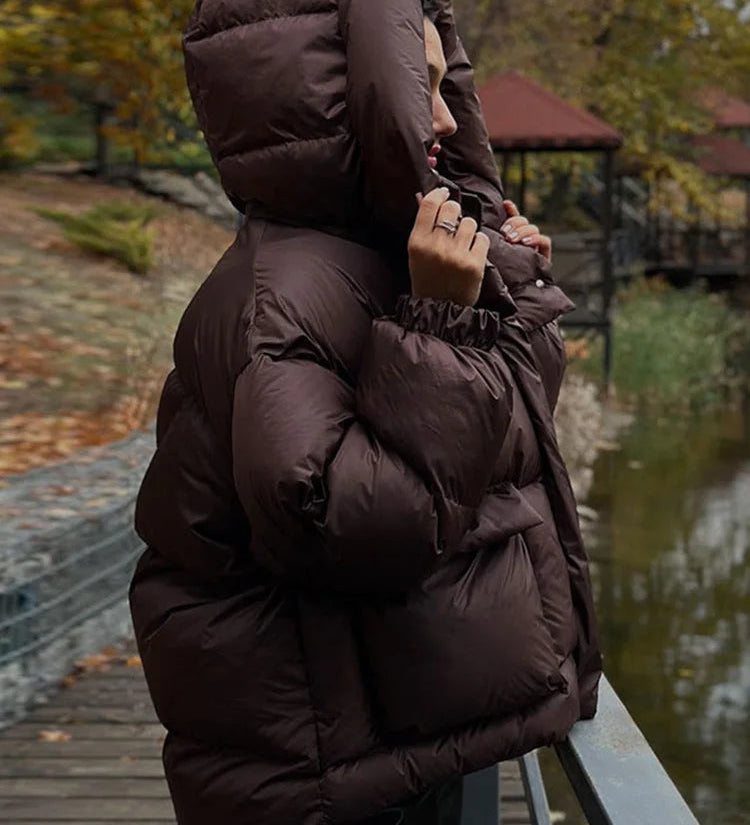 Kort Pufferjakke med Hætte og Trendy Vinterlook