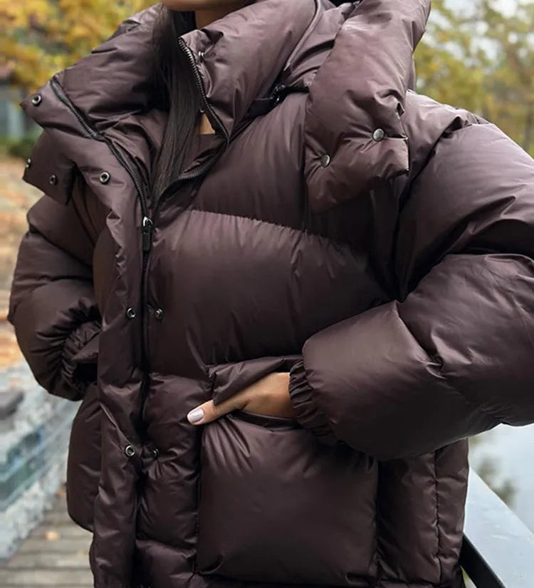 Kort Pufferjakke med Hætte og Trendy Vinterlook