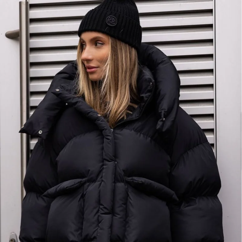 Kort Pufferjakke med Hætte og Trendy Vinterlook