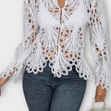 Blondebluse med detaljeret mønster og let transparent look – feminin elegance med wow-effekt