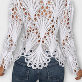 Blondebluse med detaljeret mønster og let transparent look – feminin elegance med wow-effekt