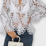 Blondebluse med detaljeret mønster og let transparent look – feminin elegance med wow-effekt
