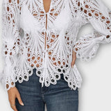 Blondebluse med detaljeret mønster og let transparent look – feminin elegance med wow-effekt