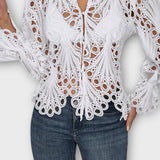 Blondebluse med detaljeret mønster og let transparent look – feminin elegance med wow-effekt