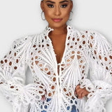 Blondebluse med detaljeret mønster og let transparent look – feminin elegance med wow-effekt
