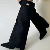 Knæhøje dame støvler i ruskind med blokhæl og elegant spænde