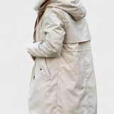 Lang vinterfrakke med hætte og elegant pasform – varm komfort og tidløs stil