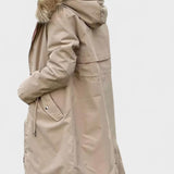 Lang vinterfrakke med hætte og elegant pasform – varm komfort og tidløs stil