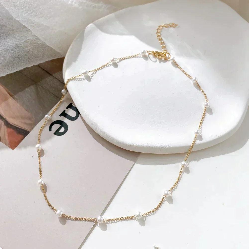 Minimalistisk Guld Choker Halskæde med Små Perler