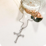 Sølv halskæde med korsvedhæng – elegant og tidløst design