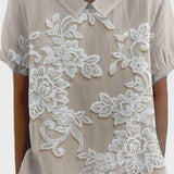 Let Bluse med Blondeapplikation og Krave – Feminin Klassisk Stil