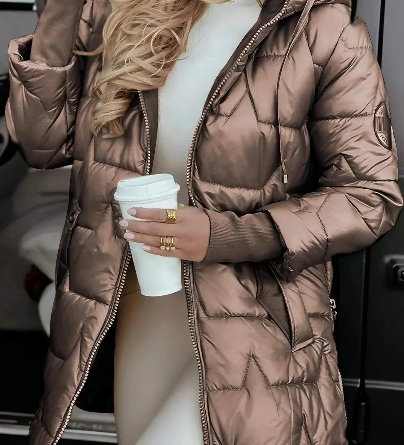 Lang quiltet dunfrakke med hætte og figursyet pasform – luksuriøs varme til kolde dage