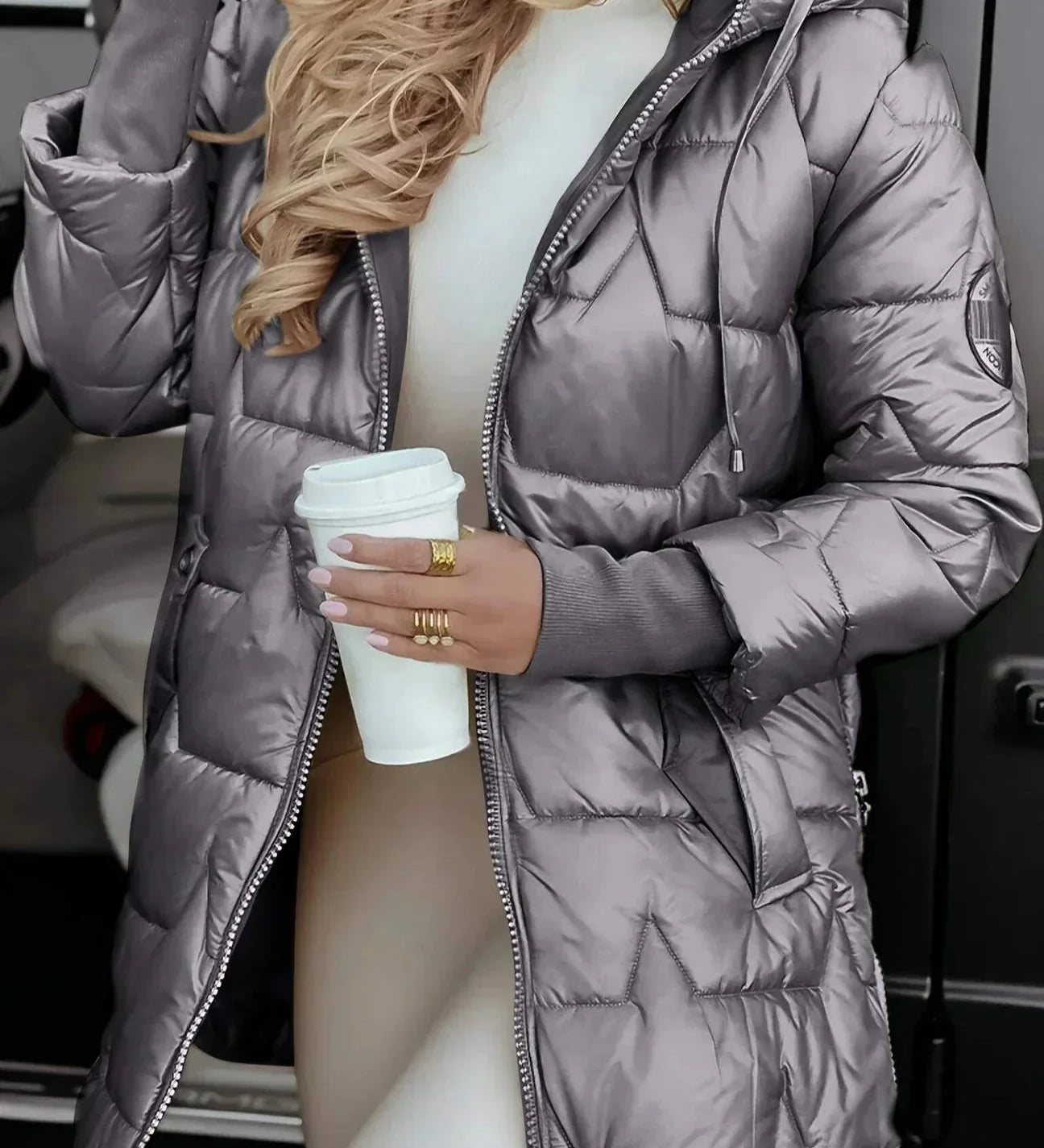 Lang quiltet dunfrakke med hætte og figursyet pasform – luksuriøs varme til kolde dage