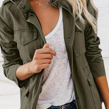 Let jakke med knapper og afslappet hverdagslook