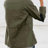 Let jakke med knapper og afslappet hverdagslook