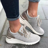 Lys blå sneakers til kvinder med metallic detaljer og høj sål