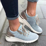 Lys blå sneakers til kvinder med metallic detaljer og høj sål