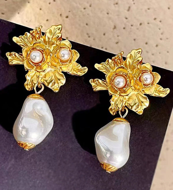 Guld blomsterøreringe med perlevedhæng – luksuriøst og feminint design