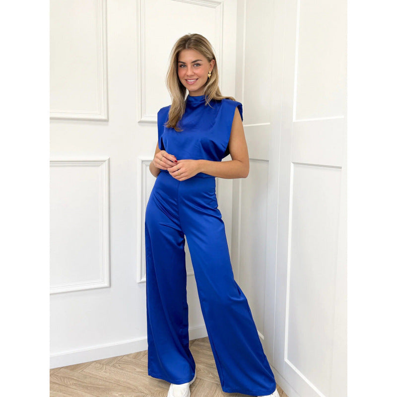 Ærmeløs jumpsuit med skulderpuder og brede satinben