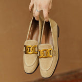 Beige loafers til kvinder med ruskindslook og guldkæde