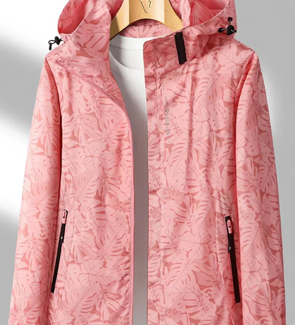 Let outdoor jakke med hætte og vandafvisende komfort