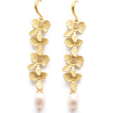 Lange guld blomsterøreringe med perlevedhæng – elegant og luksuriøst design