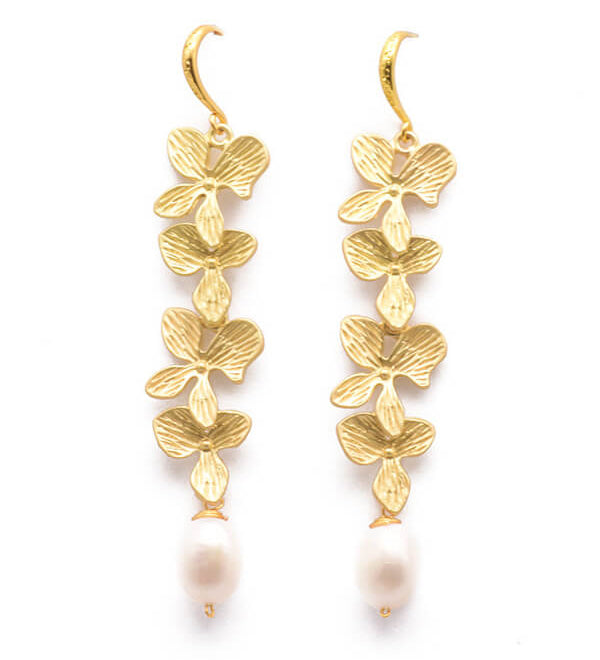Lange guld blomsterøreringe med perlevedhæng – elegant og luksuriøst design