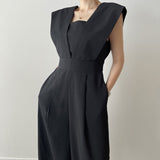 Elegant dame jumpsuit med skulderdetaljer og brede ben