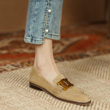 Beige loafers til kvinder med ruskindslook og guldkæde