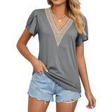 Dame T-shirt med V-Hals og Blondekant – Let og Feminin