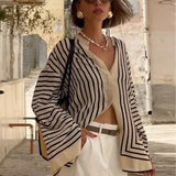 Åben cardigan med poncho-design og striber