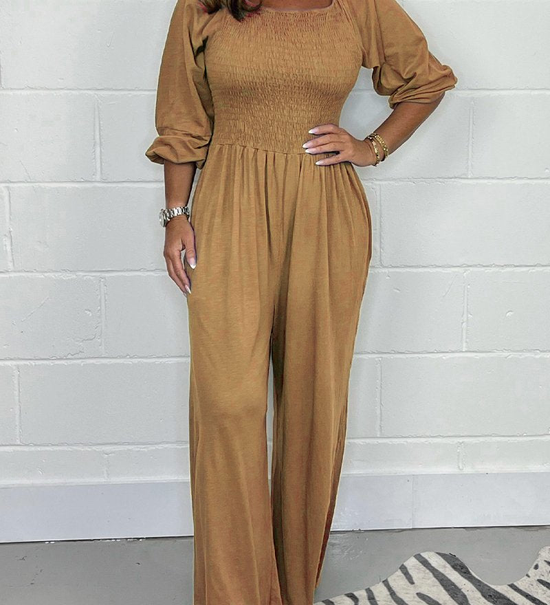Smocket jumpsuit med firkantet hals og puffærmer