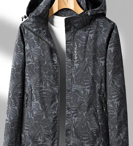 Let outdoor jakke med hætte og vandafvisende komfort