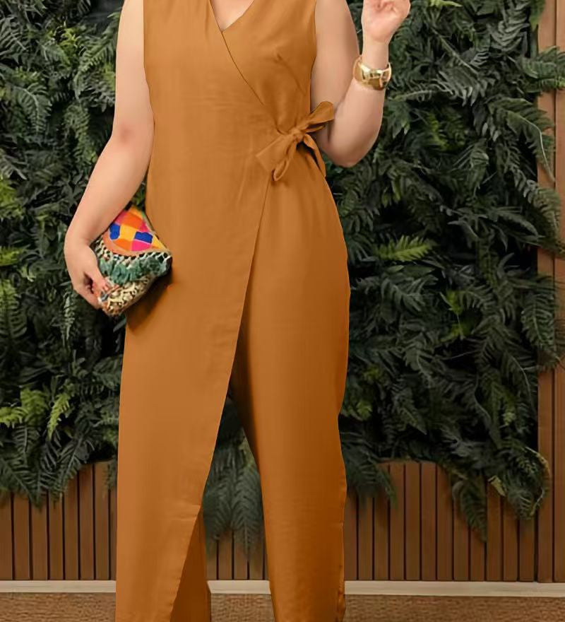 Ærmeløs slå-om jumpsuit med bindebånd og vide ben