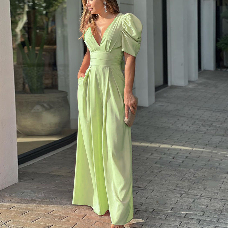 Elegant dame jumpsuit med pufærmer og v-udskæring